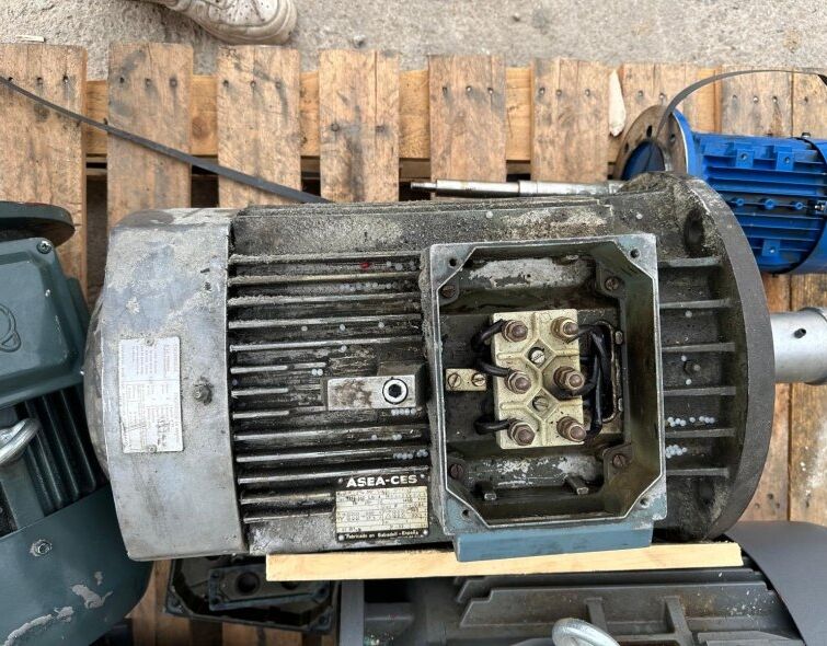 - LOT OF THREE-PHASE ELECTRIC MOTORS